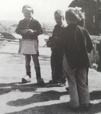 Klaas Oosterbaan en o.a. Aldert Cuperus bij de ouwe brg, + 1947