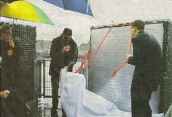 In de stromende regen onthullen Sytse en zijn zoon Remco Keizer de plaquette voor Anita Andriesen op Zwarte Haan. [foto: Jan Bonefaas (gescand)]