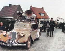 Bevrijdingsfeest in 1945, met in de feestelijke optocht de Citron met geluidstoeter van pake. Foto: Stichting Bildts Aigene