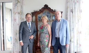 Burgemeester Janssen brengt een felicitatiebezoek aan Anneliese en Peter Bekius