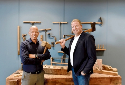 Jetze Lont (rechts) en Gerard van der Duim vormen samen de directie van bouwbedrijf Lont in Sint Annaparochie. Foto: Marchje Andringa