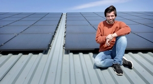 Simon Visbeek op een van de zonnedaken van de Bildtse Energie Coöperatie. Foto: Catrinus van der Veen