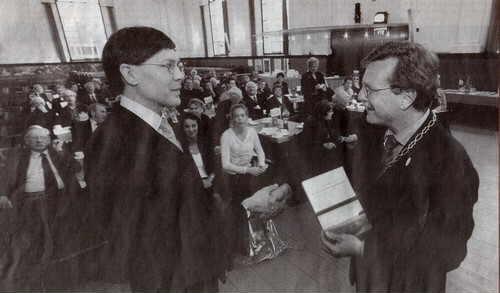 Ype Koldijk (links), de zoon van auteur Jan Dirk Koldijk, overhandigt het eerste exemplaar van de studie naar het Bildts aan burgemeester Aucke van der Werff.
