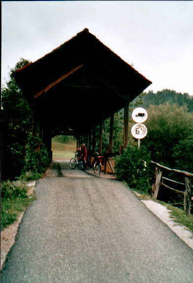 Een overkapte houten brug